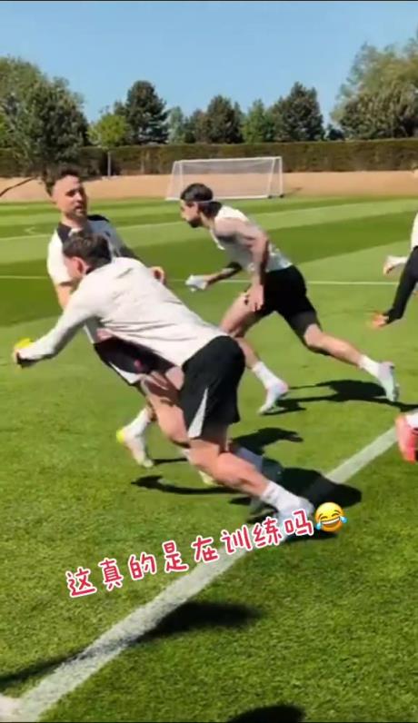萨拉赫范迪克看到会哭吧…之前训练时若塔还和大家有说有笑